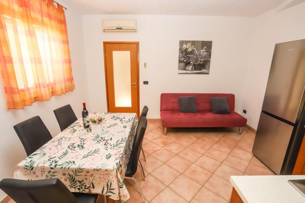 Apartment Nina With Private Pool Nova Vas  ภายนอก รูปภาพ