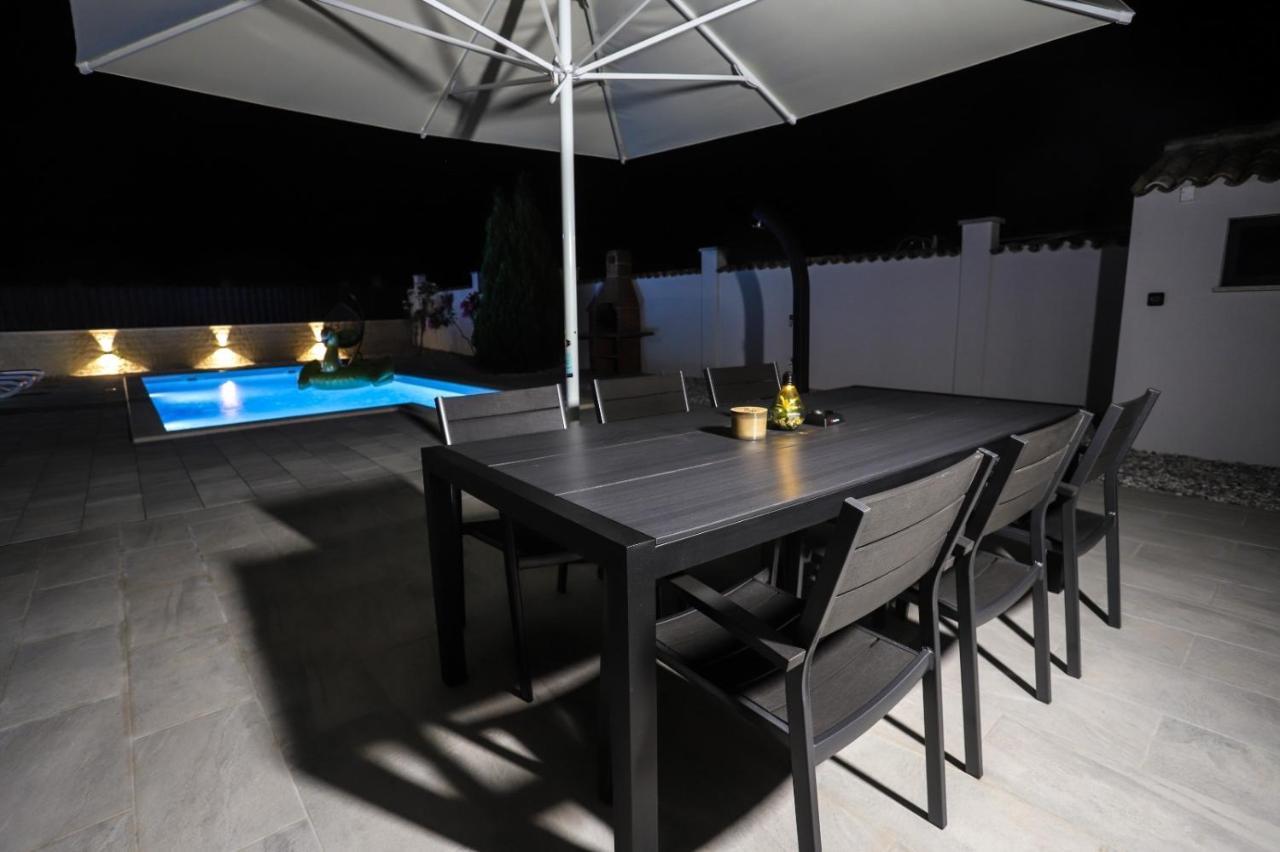 Apartment Nina With Private Pool Nova Vas  ภายนอก รูปภาพ