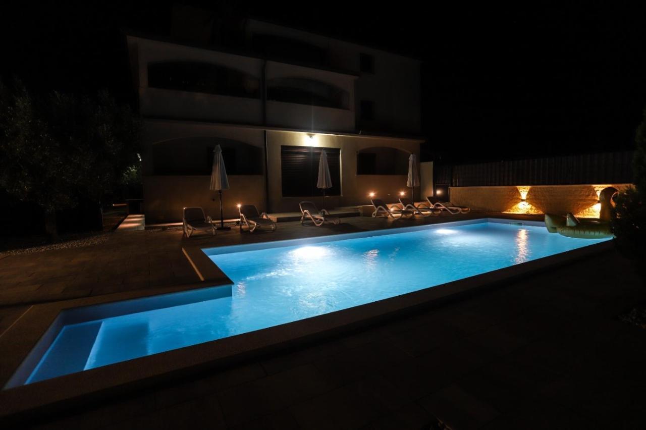 Apartment Nina With Private Pool Nova Vas  ภายนอก รูปภาพ