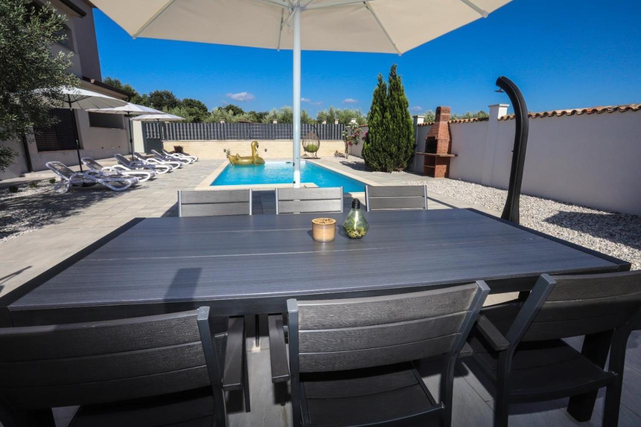 Apartment Nina With Private Pool Nova Vas  ภายนอก รูปภาพ