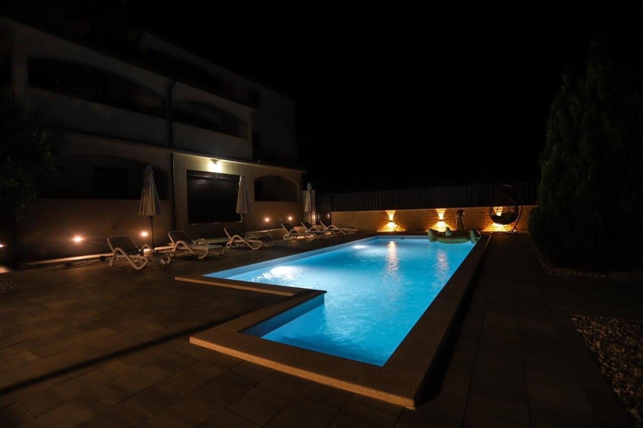 Apartment Nina With Private Pool Nova Vas  ภายนอก รูปภาพ